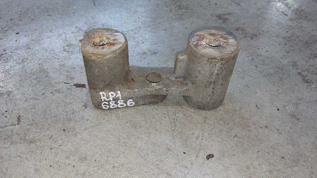 проставка кронштейна топливного бака б/у